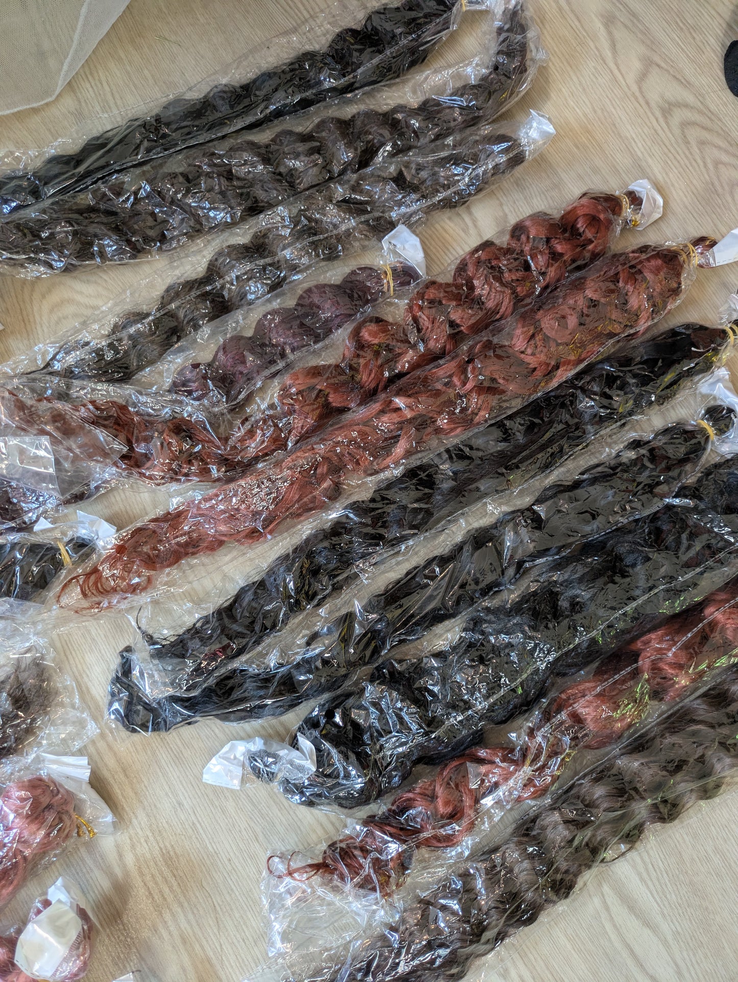 28 x Factory Curled Synthetic Hair