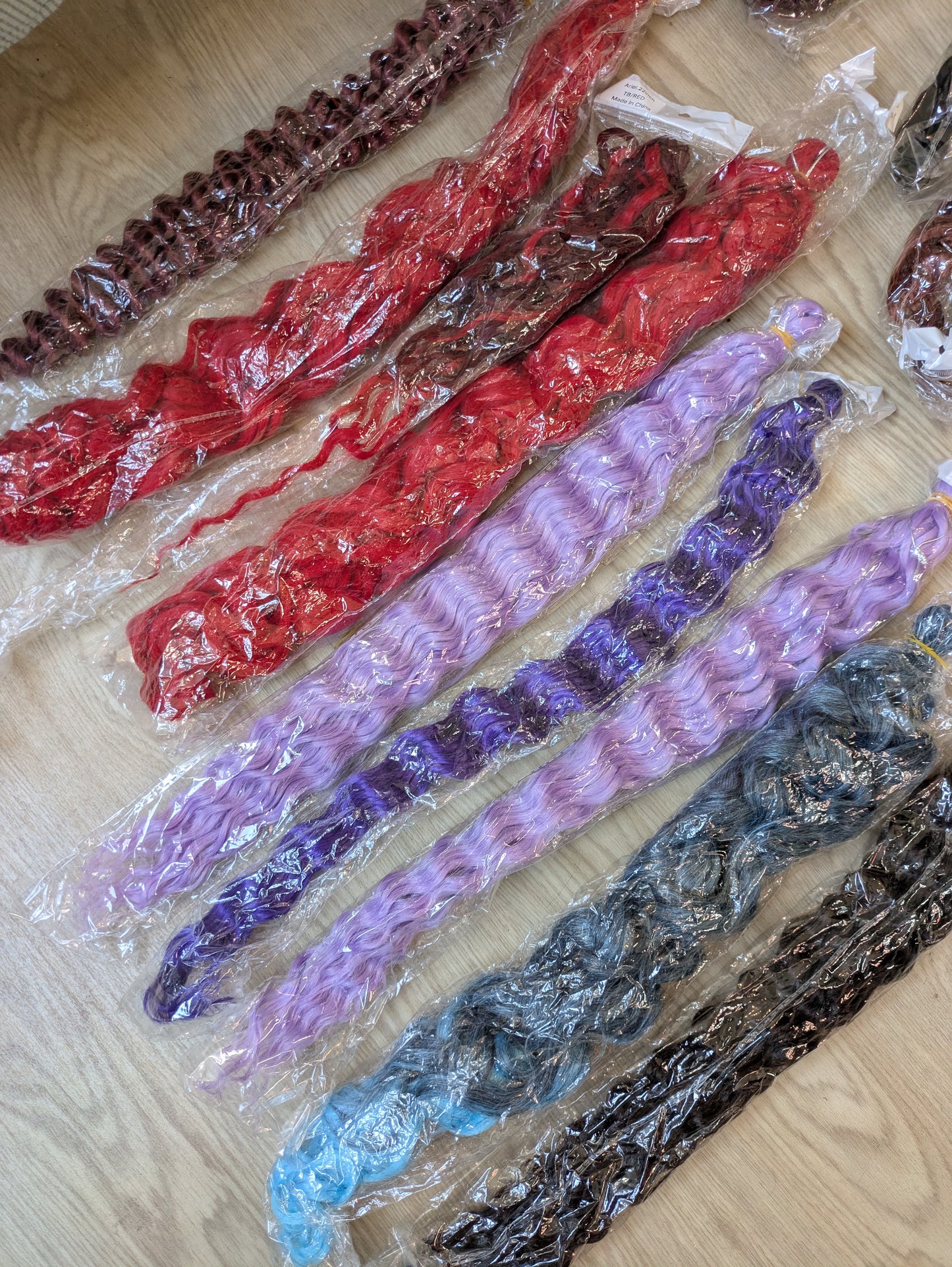 28 x Factory Curled Synthetic Hair