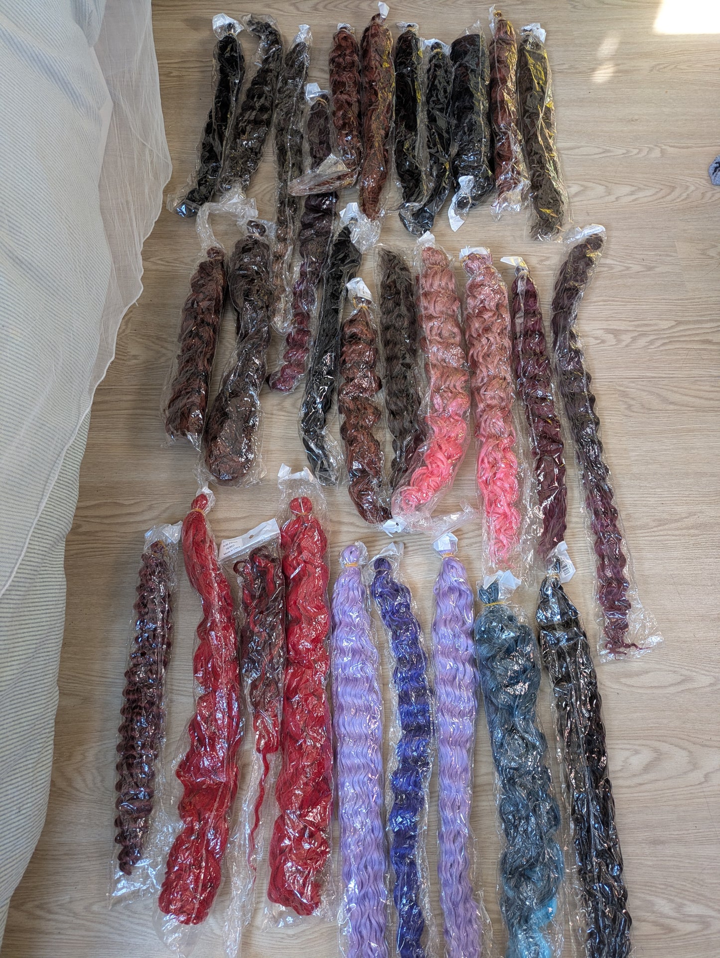 28 x Factory Curled Synthetic Hair