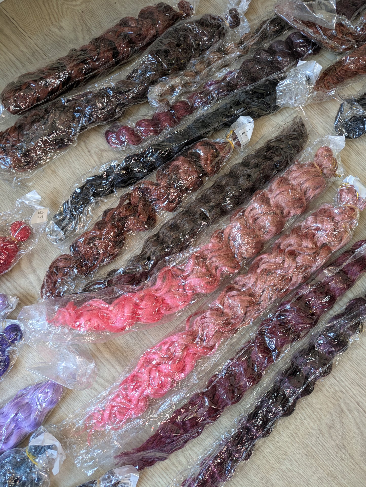 28 x Factory Curled Synthetic Hair
